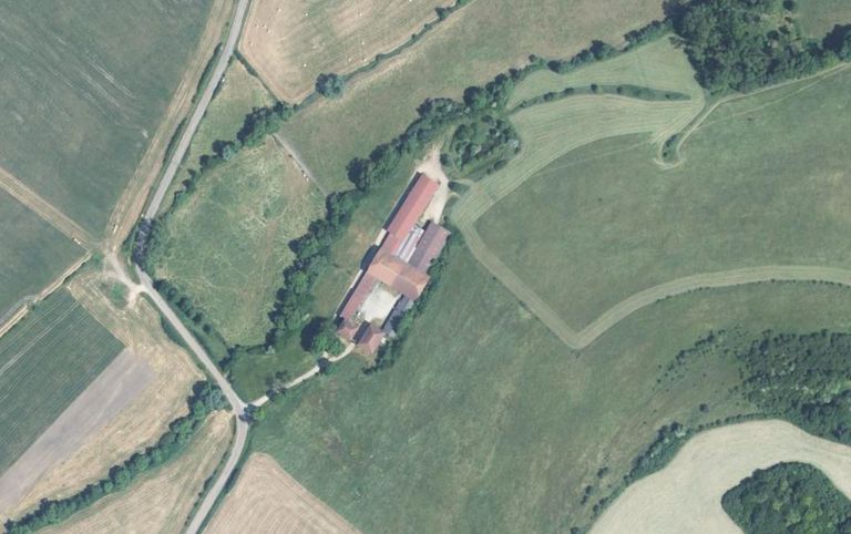À vendre - Ancien corps de ferme du XVIIIe siècle de 4 500 m² à reconvertir en hébergement touristique à Vittel - Vosges (88)