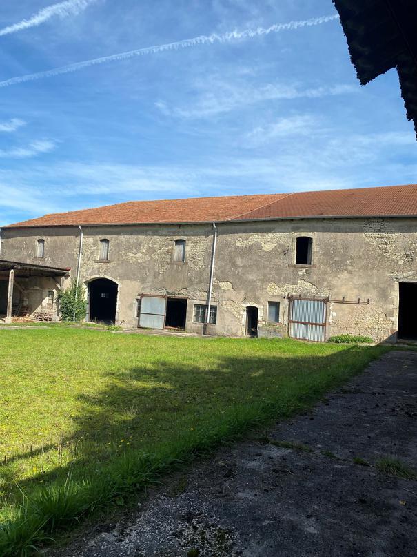 À vendre - Ancien corps de ferme du XVIIIe siècle de 4 500 m² à reconvertir en hébergement touristique à Vittel - Vosges (88)