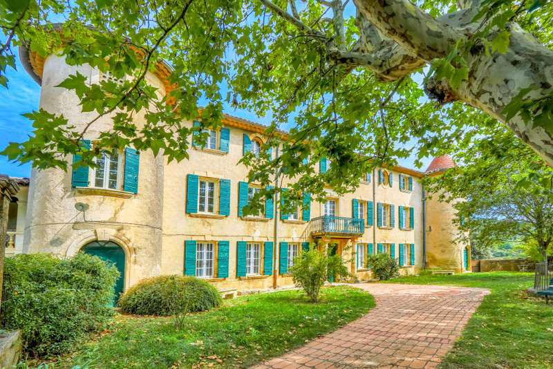 À vendre – Château du XVIIᵉ siècle de 22 pièces à Rustrel – Vaucluse (84)