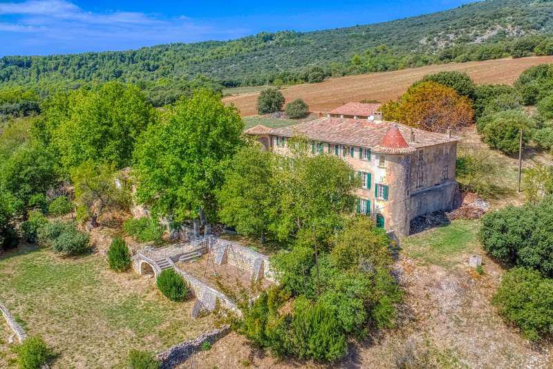 À vendre – Château du XVIIᵉ siècle de 22 pièces à Rustrel – Vaucluse (84)