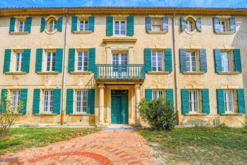 À vendre – Château du XVIIᵉ siècle de 22 pièces à Rustrel – Vaucluse (84)