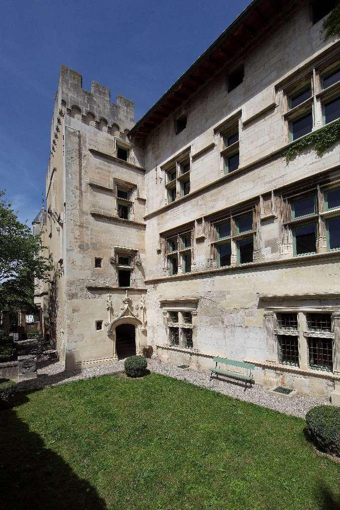 À vendre – Château de 995 m² classé au titre des Monuments historiques à Pernes-les-Fontaines – Vaucluse (84)