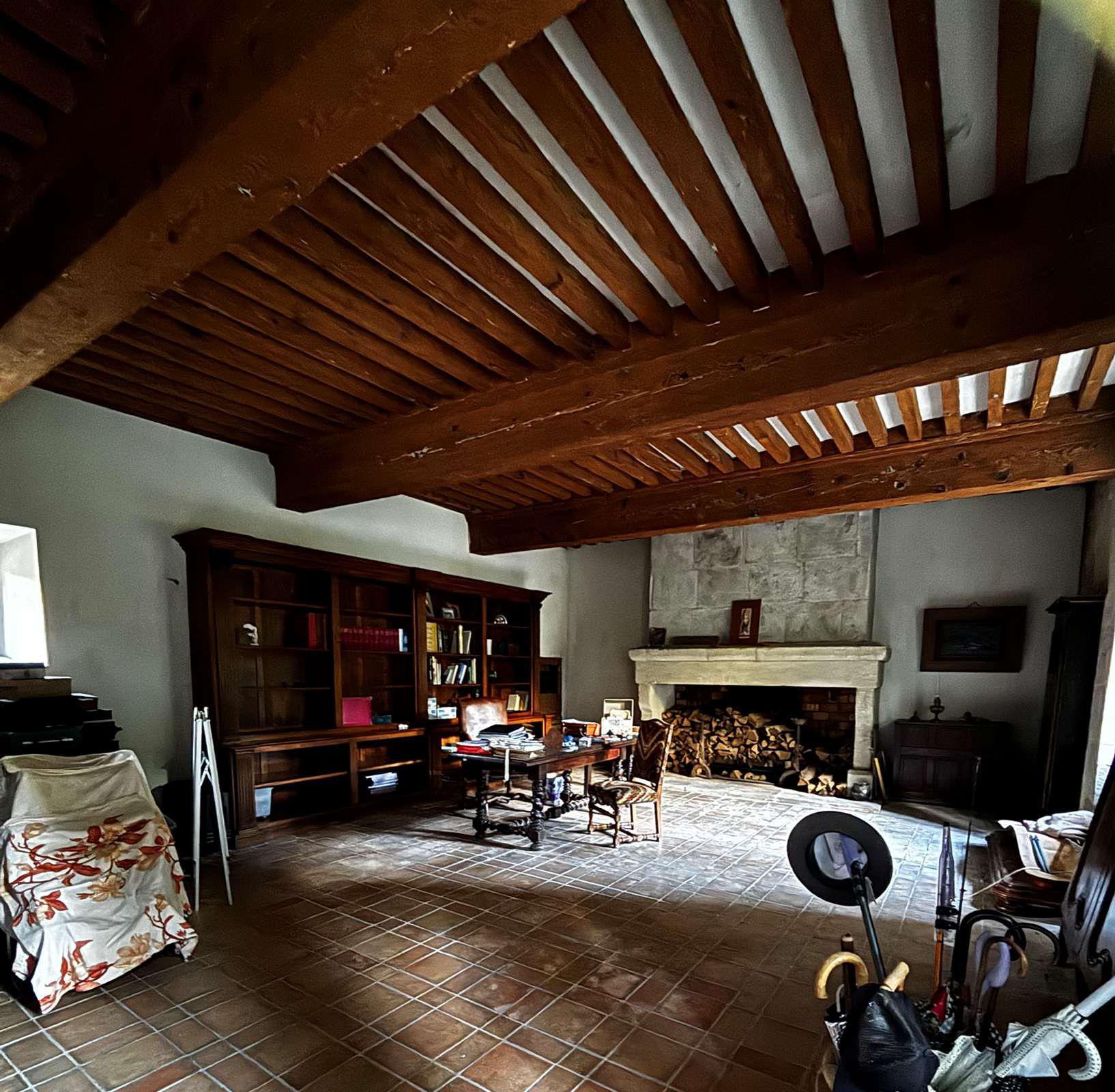 À vendre – Château de 995 m² classé au titre des Monuments historiques à Pernes-les-Fontaines – Vaucluse (84)