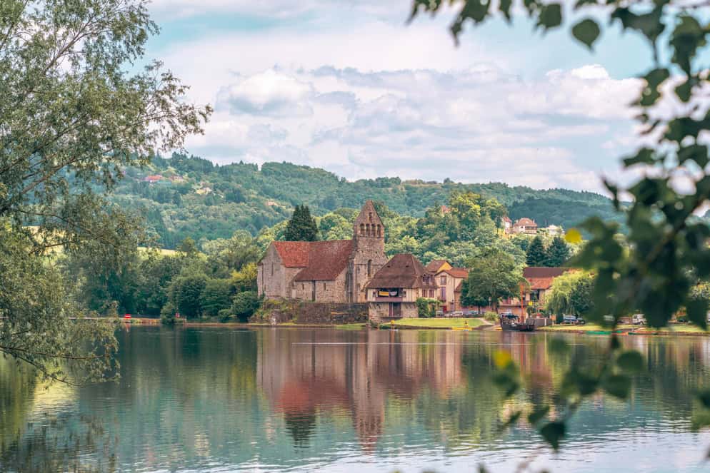 Village Vacances de 40 bungalows et 25 pavillons sur une île au cœur de la nature