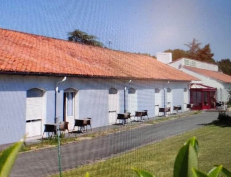 fonds-de-commerce-dun-hotel-restaurant-a-vendre-60-couverts-proche-puy-du-fou-en-vendee-1