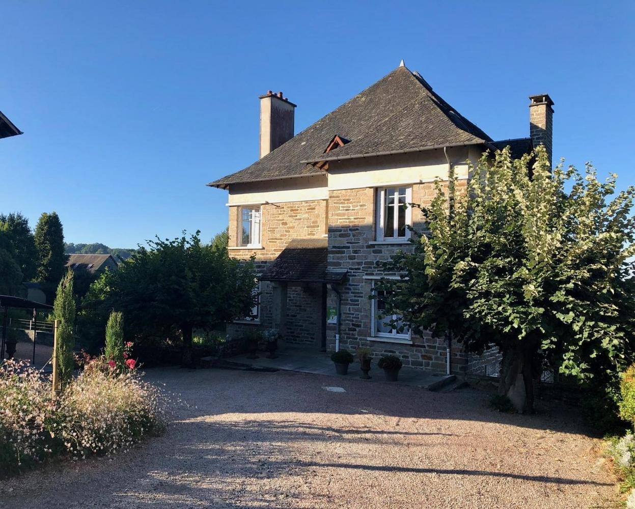 gite-avec-piscine-exterieur-a-vendre-a-uzerche-correze-1