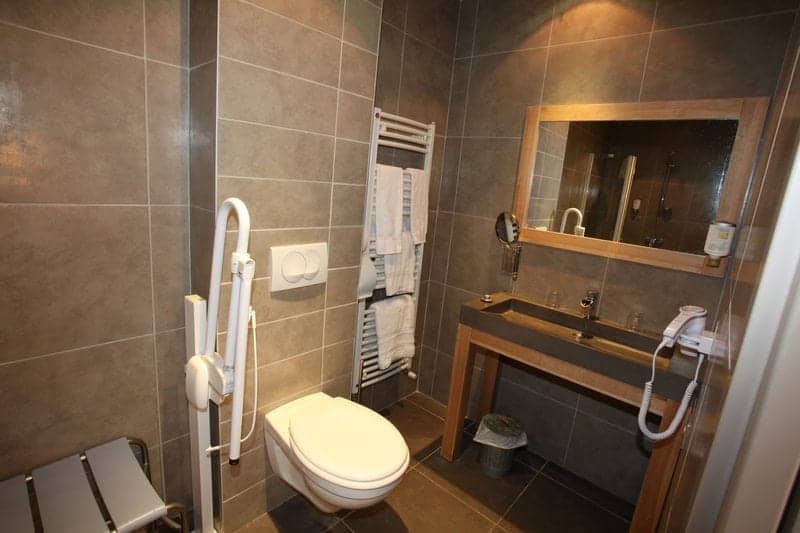 https://tourism-hub.org/uploads/images/ID593-hotel-a-vendre-hautes-pyrenees-douche.jpg