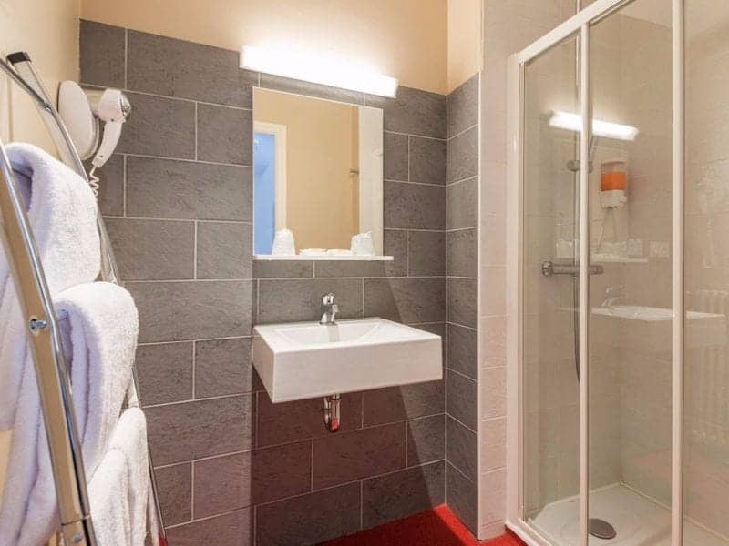 https://tourism-hub.org/uploads/images/ID600-hotel-bureau-tarbes-douche.jpg