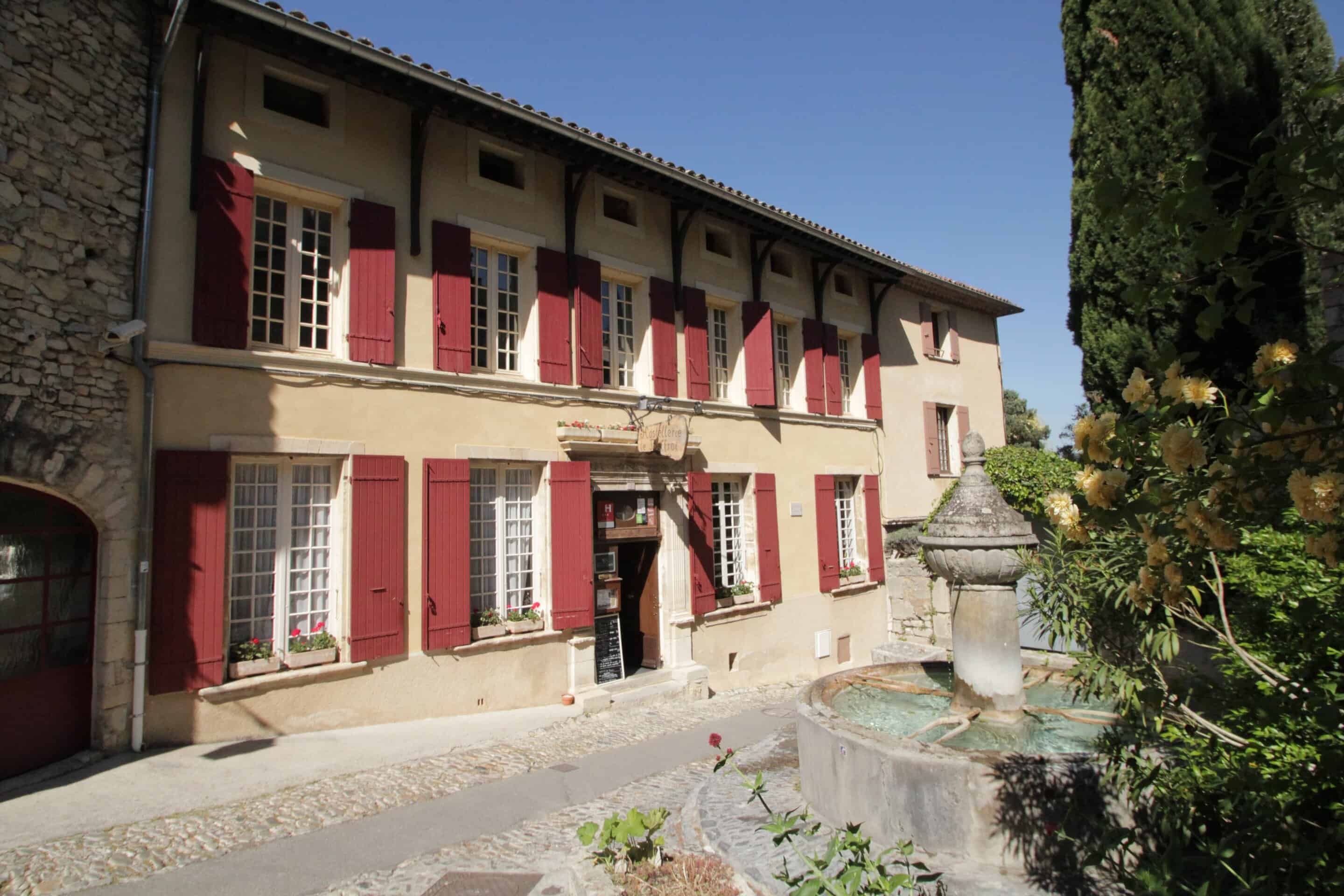 hotel-restaurant-3-etoiles-a-vendre-dans-le-vaucluse-1