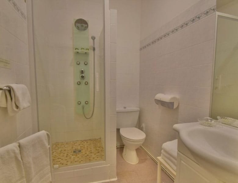 hotel-restaurant-de-11-chambres-100-couverts-a-vendre-a-le-bugue-dans-la-dordogne-5