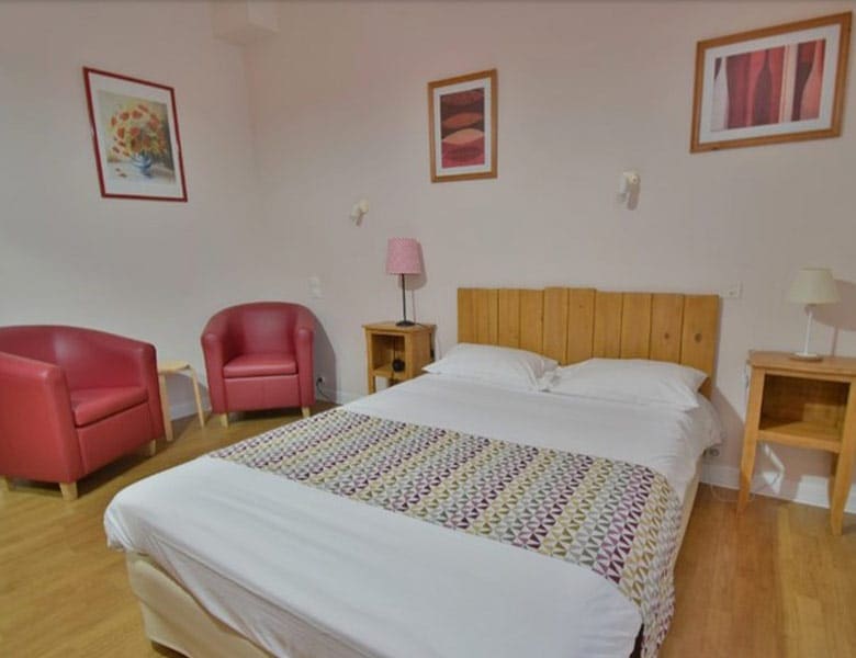 hotel-restaurant-de-11-chambres-100-couverts-a-vendre-a-le-bugue-dans-la-dordogne-7