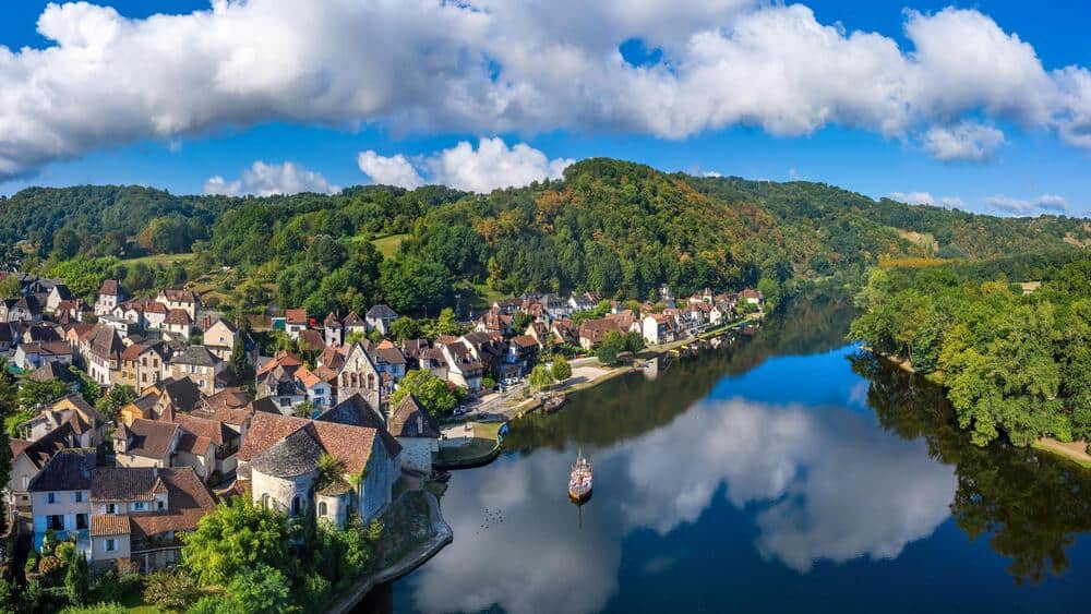 Village Vacances de 40 bungalows et 25 pavillons sur une île au cœur de la nature