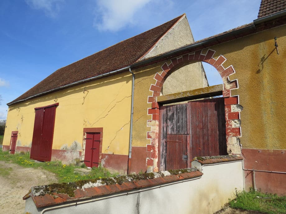 maison-forte-xv-deg-de-300-m2-et-ses-dependances-a-vendre-dans-lallier-3
